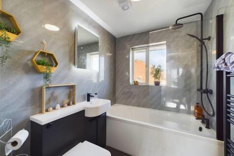 family bathroom 3.jpg
