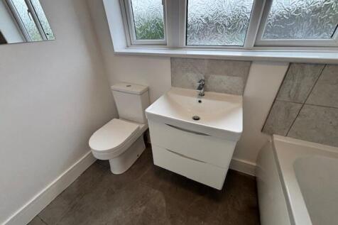 Main bathroom 2