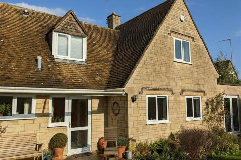 2 Nethercote Drive Rear.jpg
