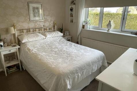 Bedroom 1.JPG