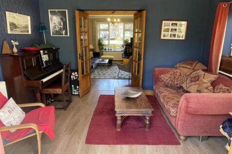 Garden room through to sitting room.JPG