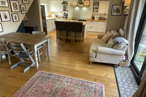 Family Room through to kicthen.JPG