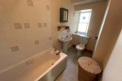Bathroom (2).jpg