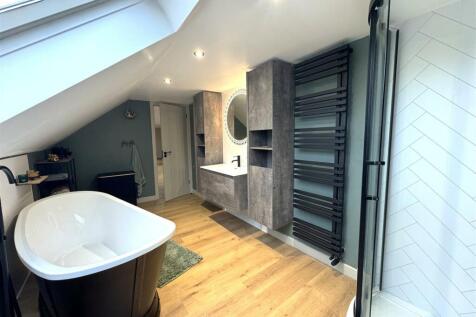 bathroom up 2.jpeg