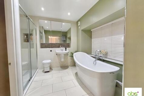 En Suite Bathroom and Dressing Room