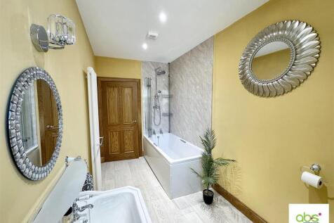 bathroom .jpg