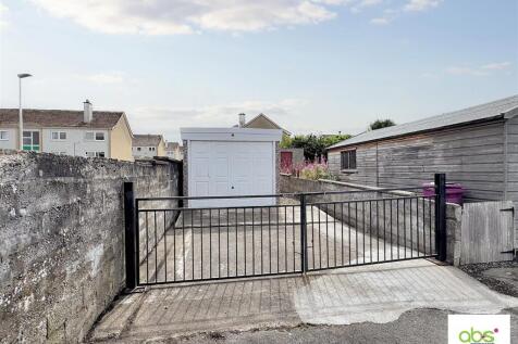 garage parking and garden.jpg