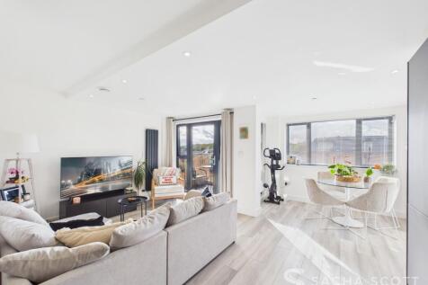 Lounge / Dining Area