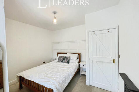 36ea000b-Bedroom 202