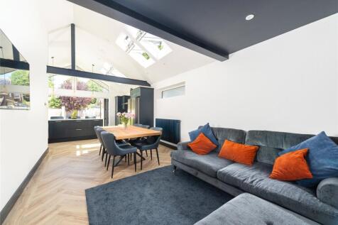 Snug/Dining Area