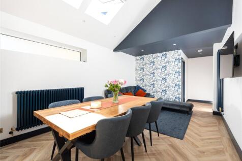 Snug/Dining Area