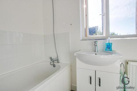 25 pym close bathroo