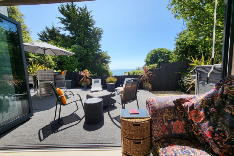 Lounge To Garden***