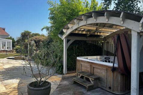 External Feature / Hot Tub*
