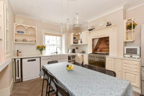 Kitchen/ Dining Room