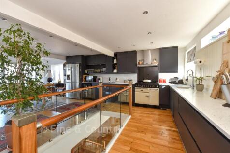 Kitchen/ Dining Area