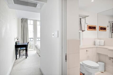 Bedroom bathroom.JPG