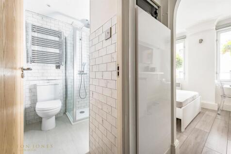 Bathroom (2).jpg