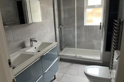 Bathroom a.JPG