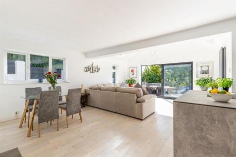 A12 - 10 Grenville Close, Stokenham - 250930.jpg