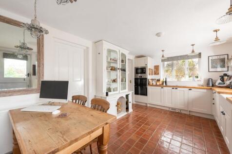 Kitchen/B&#39;fast Room