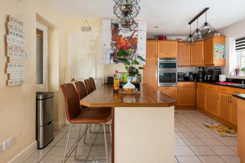 Kitchen/B&#39;fast Room