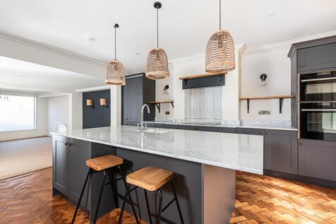Kitchen/B&#39;fast Room