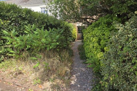 PATH FROM PARKING TO COMMUNAL DOOR