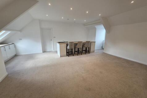 OPEN PLAN LOUNGE/KITCHEN