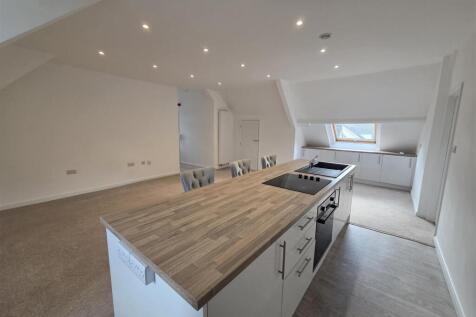OPEN PLAN LOUNGE/KITCHEN