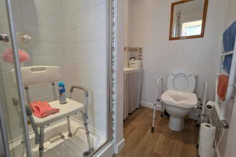 SHOWER ROOM.jpg