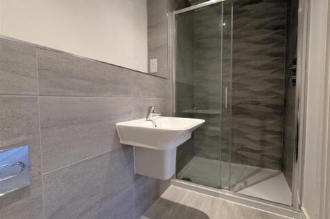 EN-SUITE SHOWER ROOM