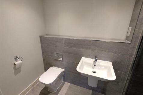 EN-SUITE SHOWER ROOM