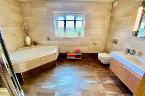 FAMILY BATHROOM - ALTERNATE
