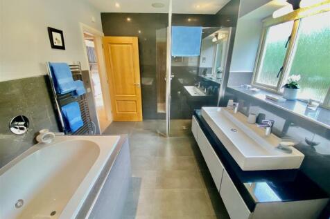 ENSUITE BATHROOM