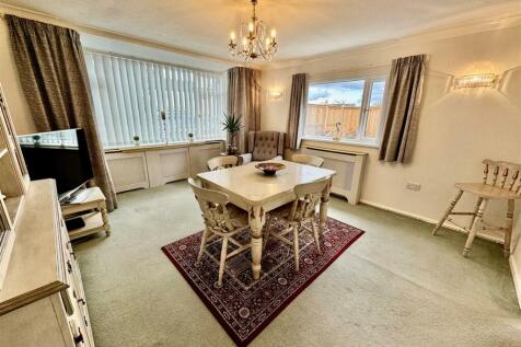 DINING/SITTING ROOM