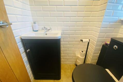CLOAKROOM W.C.