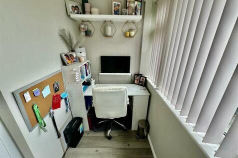 DRESSING ROOM/OFFICE