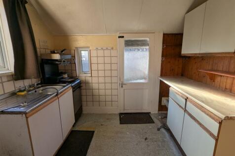 ENTRANCE HALL/KITCHEN