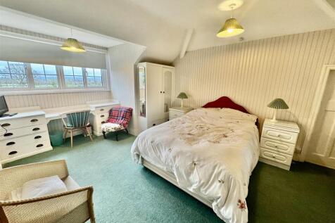 FIRST FLOOR BEDROOM