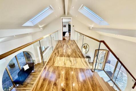 FIRST FLOOR LANDING