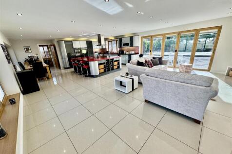 KITCHEN/DINING/SITTING ROOM