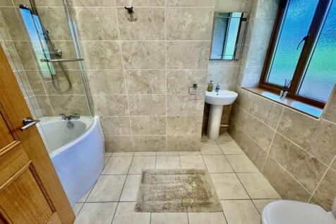 ENSUITE BATHROOM