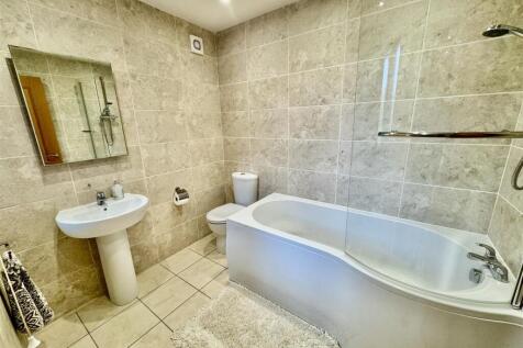 EN SUITE BATHROOM