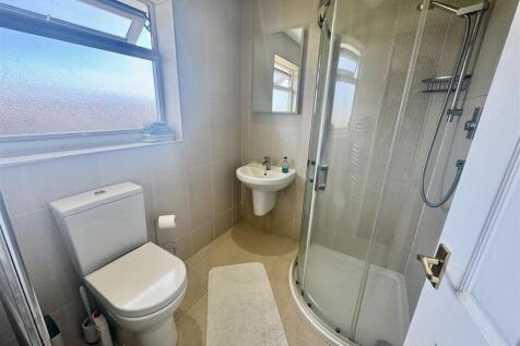 ENSUITE SHOWER ROOM