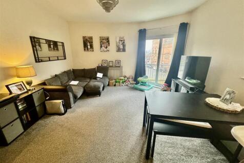 OPEN PLAN LIVING ROOM AND KITCHEN