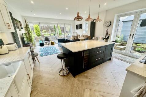 OPEN-PLAN KITCHEN/DINING/SITTING ROOM