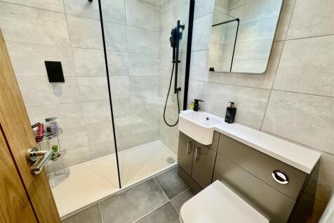 EN-SUITE SHOWER ROOM