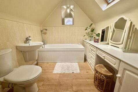 EN SUITE BATHROOM
