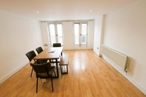 OPEN-PLAN KITCHEN/DINING/SITTING ROOM